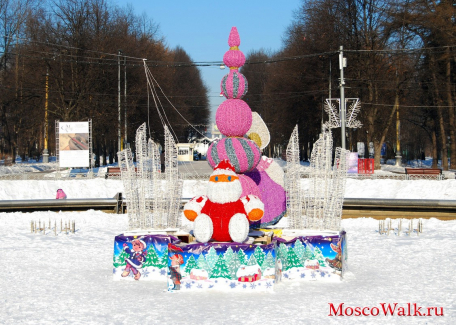 Зимний центральный фонтан в Сокольниках